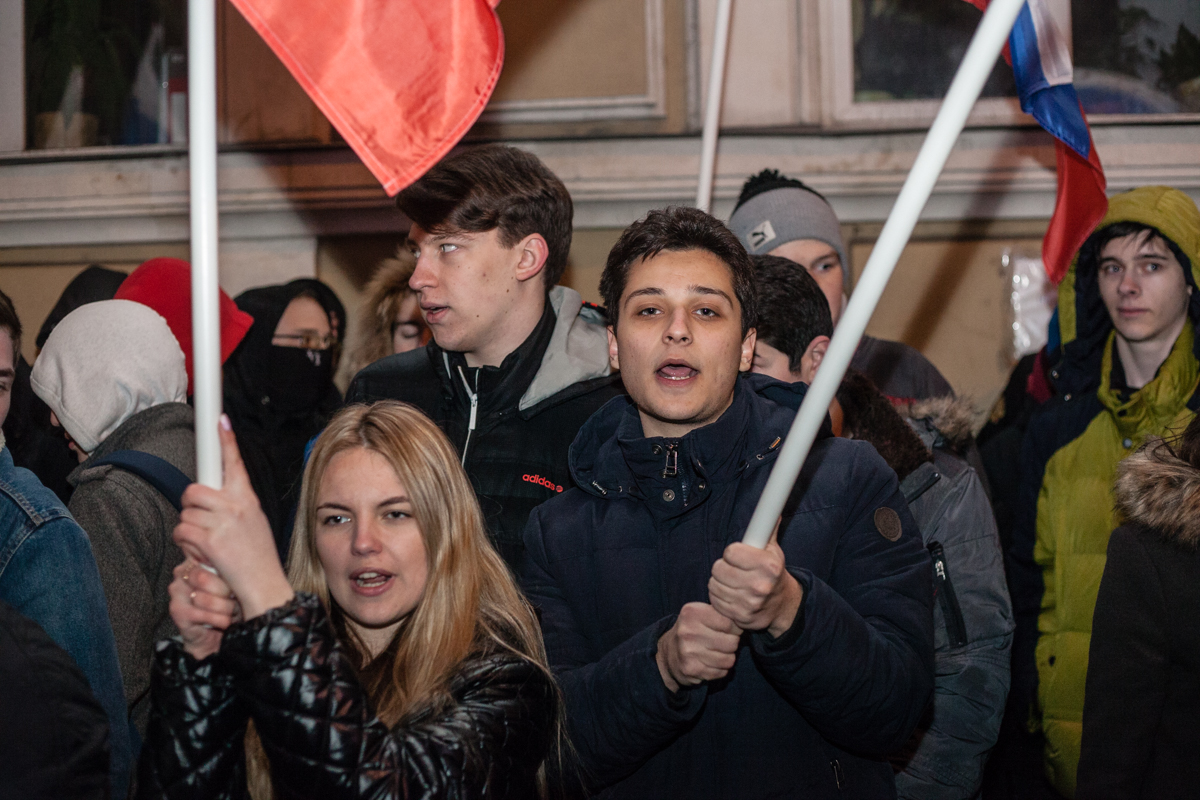 Сотни протестующих собрались у посольства Украины в ответ на субботние события в Киеве 