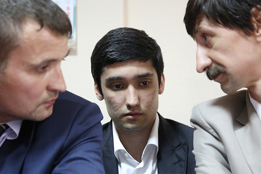 Сын вице-президента Лукойла Руслан Шамсуаров (в центре) с адвокатами