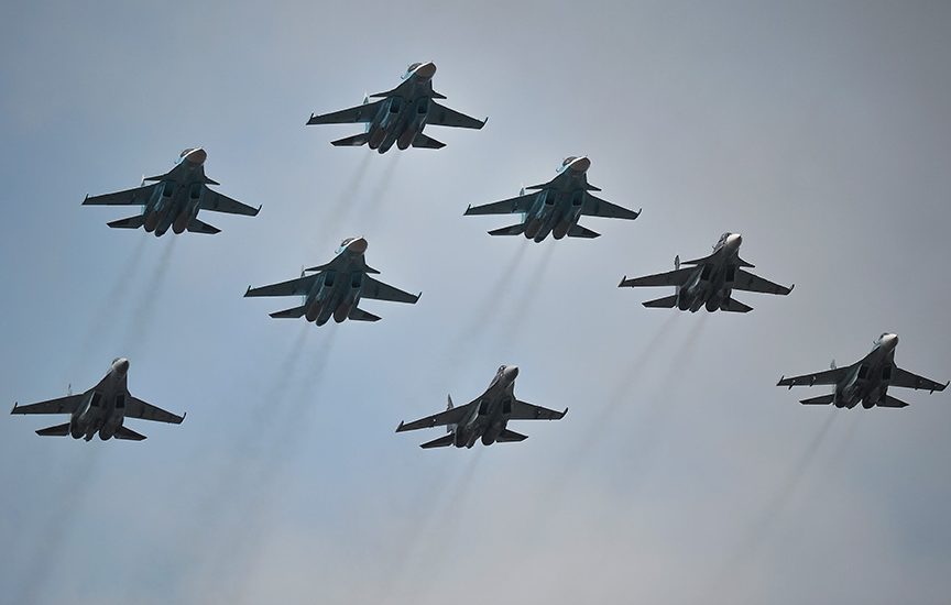 истребители Су-30 СМ и Су-35 С парадного строя авиации Воздушно-космических сил во время тренировки к военному параду